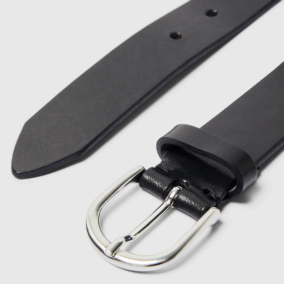 Selected Femme Ulrika læderbælte i sort med sølvspænde. Klassisk og tidsløst bælte i 100 % koskind. Perfekt til både jeans og kjoler.