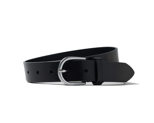 Selected Femme Ulrika læderbælte i sort med sølvspænde. Klassisk og tidsløst bælte i 100 % koskind. Perfekt til både jeans og kjoler.