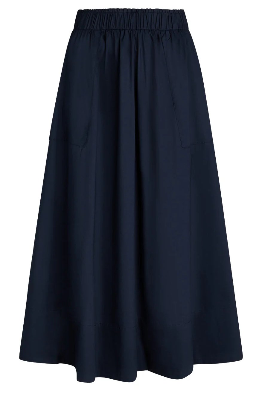 Vilma nederdelen i sort fra La Rouge er den ideelle balance mellem sporty komfort og tidløs elegance.