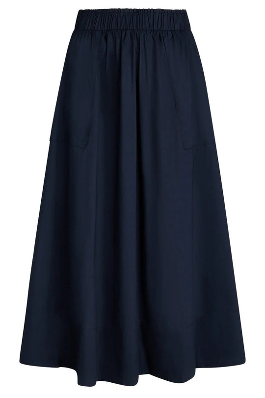 Vilma nederdelen i sort fra La Rouge er den ideelle balance mellem sporty komfort og tidløs elegance.