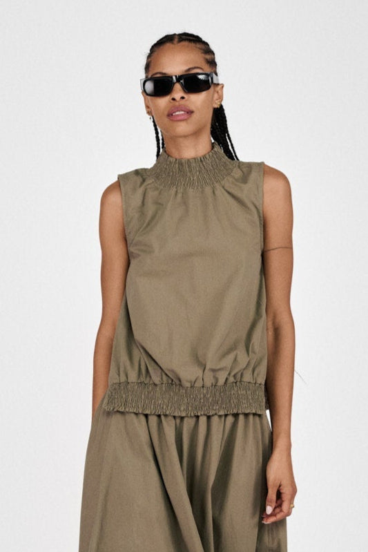 Rabens Saloner Fiola Poplin Heavy Shirring Top i blød bomuld – let sommertop med smock-detaljer og afslappet pasform.