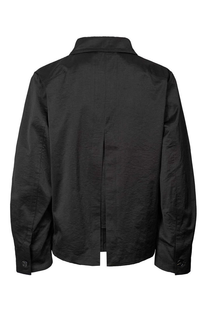 Rabens Saloner Charmaine Jacket i sort er en let cotton fusion-jakke med lommer og knaplukning. Normal i størrelsen – rå og stilfuld til hverdagen.
