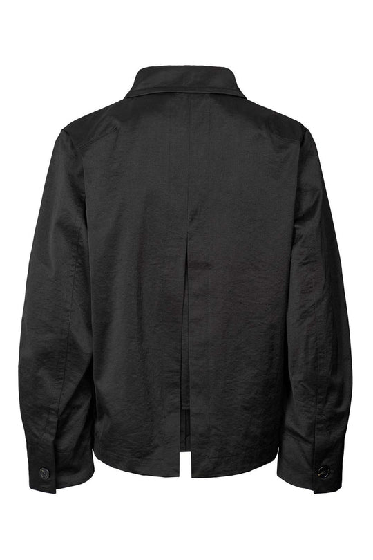 Rabens Saloner Charmaine Jacket i sort er en let cotton fusion-jakke med lommer og knaplukning. Normal i størrelsen – rå og stilfuld til hverdagen.