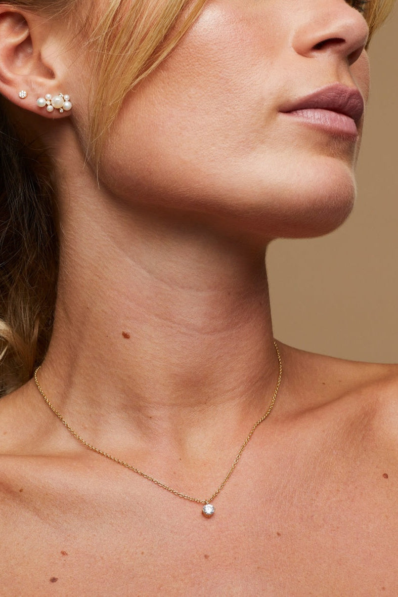 Alura Eclipse halskæde 03 i 18K guldbelagt sterlingsølv med et kubisk  vedhæng med zirkonia.