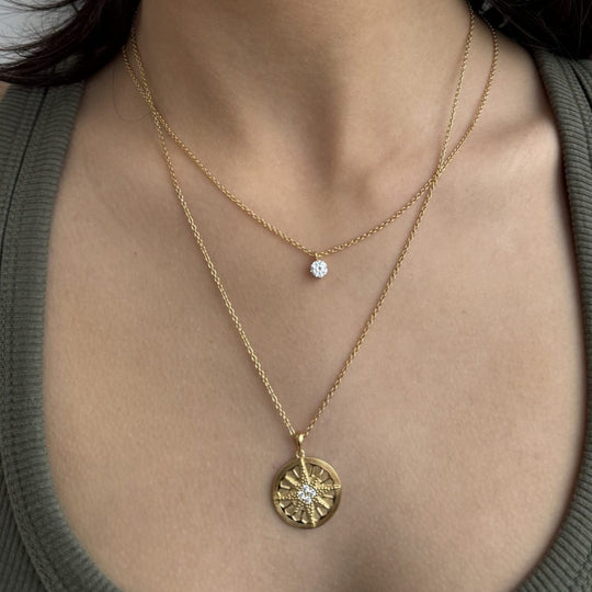 Alura Eclipse halskæde 03 i 18K guldbelagt sterlingsølv med et kubisk  vedhæng med zirkonia.