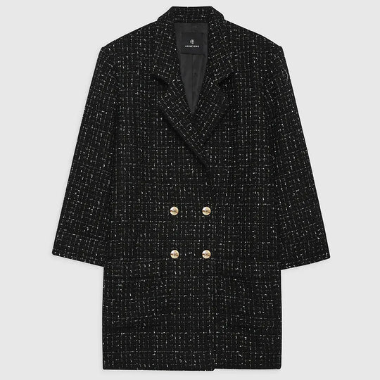 Anine Bing Katharine-kjolen. Lavet af luksuriøst tweed-stof, med et abstrakt ternet mønster, der har diskret strejf af metallic. Med sin oversized, let A-line silhuet og mini-længde er Katharine-kjolen perfekt til enhver lejlighed.