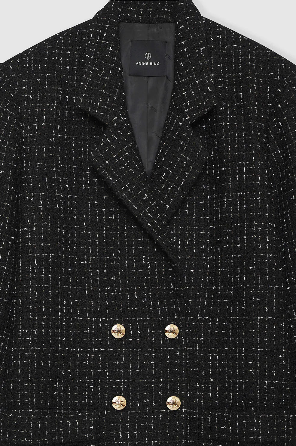 Anine Bing Katharine-kjolen. Lavet af luksuriøst tweed-stof, med et abstrakt ternet mønster, der har diskret strejf af metallic. Med sin oversized, let A-line silhuet og mini-længde er Katharine-kjolen perfekt til enhver lejlighed.