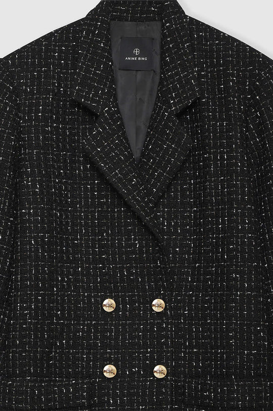 Anine Bing Katharine-kjolen. Lavet af luksuriøst tweed-stof, med et abstrakt ternet mønster, der har diskret strejf af metallic. Med sin oversized, let A-line silhuet og mini-længde er Katharine-kjolen perfekt til enhver lejlighed.