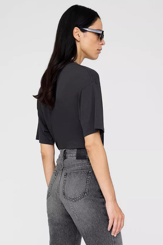 Anine Bing Cohen Tee i washed black – T-shirt i 100% økologisk bomuld med boxy pasform og vintage-look.