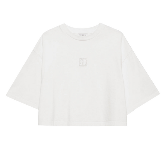 Anine Bing Myers Cropped Tee – cropped oversized T-shirt i 100% bomuld med broderet monogram. Minimalistisk design i ivory, perfekt til casual chic looks.