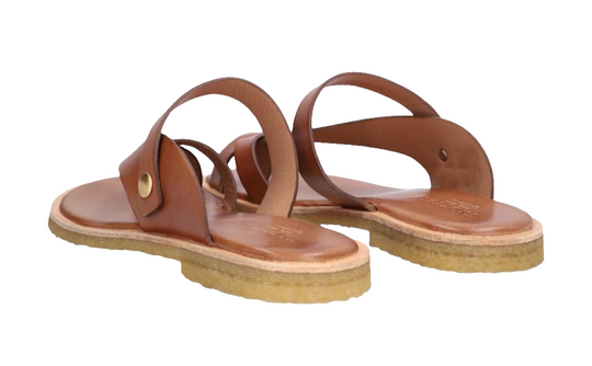 Billi Bi T7002 sandaler – håndlavede slip-ins i cognacfarvet skind med krydsende stropper og rågummisål. Komfort og stil i ét.