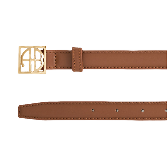 Anine Bing Monogram Belt i cognac – klassisk læderbælte med guld logospænde og justerbar lukning.