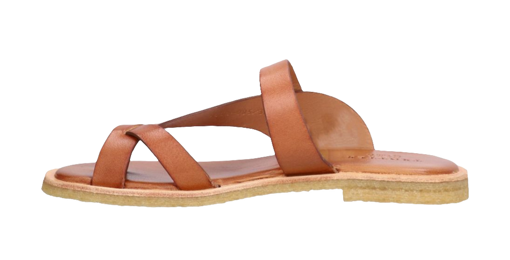 Billi Bi T7002 sandaler – håndlavede slip-ins i cognacfarvet skind med krydsende stropper og rågummisål. Komfort og stil i ét.