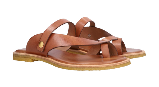Billi Bi T7002 sandaler – håndlavede slip-ins i cognacfarvet skind med krydsende stropper og rågummisål. Komfort og stil i ét.