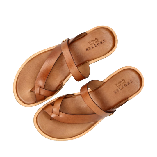 Billi Bi T7002 sandaler – håndlavede slip-ins i cognacfarvet skind med krydsende stropper og rågummisål. Komfort og stil i ét.