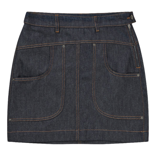 Munthe Felisha Skirt – kort denimnederdel i 100% økologisk bomuld med oversize lommer og tætsiddende pasform. Trendy og bæredygtig.