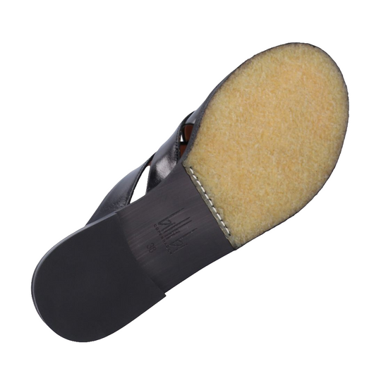 Billi Bi A8501 sandaler – håndlavede slip-ins i sort skind med krydsende stropper og komfortabel rågummisål. Eksklusiv kvalitet til hverdagsbrug.