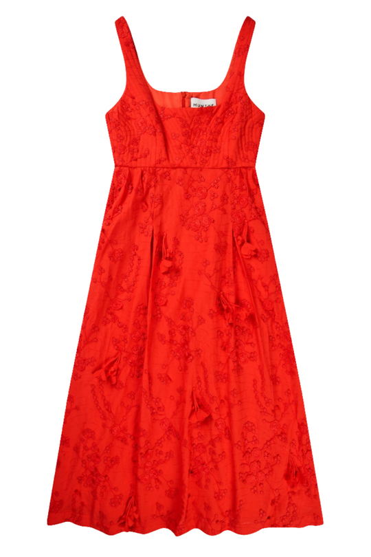 Munthe Fronia Kjole – tætsiddende rød kjole med blomsterapplikationer, midi-længde og elegante detaljer.