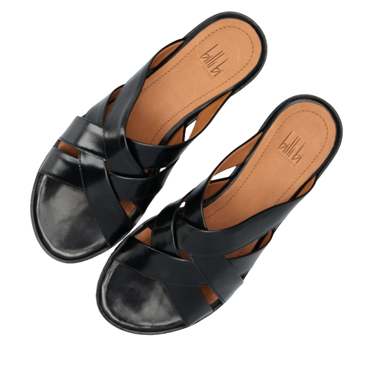Billi Bi A8501 sandaler – håndlavede slip-ins i sort skind med krydsende stropper og komfortabel rågummisål. Eksklusiv kvalitet til hverdagsbrug.Billi Bi A8501 sandaler – håndlavede slip-ins i sort skind med krydsende stropper og komfortabel rågummisål. Eksklusiv kvalitet til hverdagsbrug.