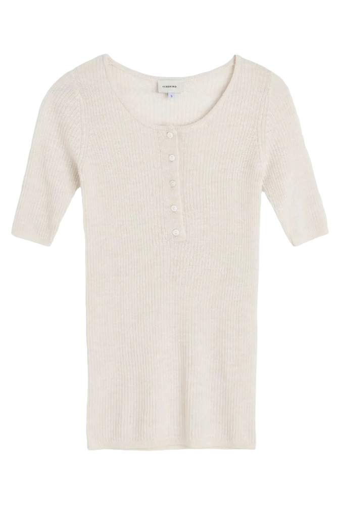 Herskind Agnes Knit Blouse – eksklusiv ribstrikket bluse i 100% merinould med halvlange ærmer og knaplukning. Blød, elegant og tidløs.