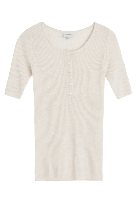 Herskind Agnes Knit Blouse – eksklusiv ribstrikket bluse i 100% merinould med halvlange ærmer og knaplukning. Blød, elegant og tidløs.