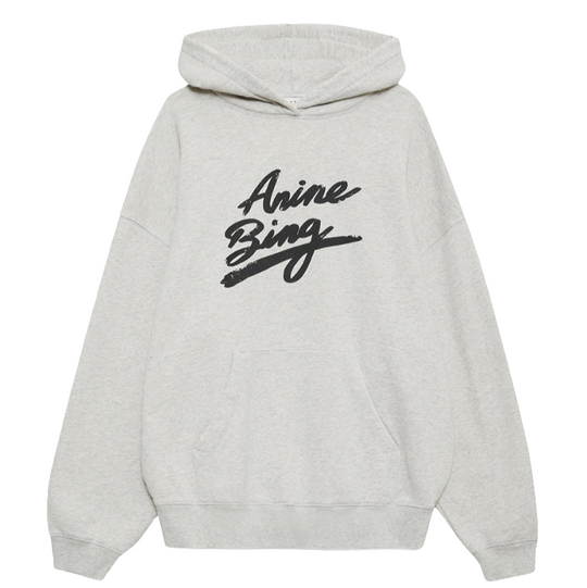 Anine Bing Harvey Sweatshirt i heather grey. Oversized hoodie med signaturgrafik, vintage-look og kængurulomme. Komfortabel og stilfuld på én gang.