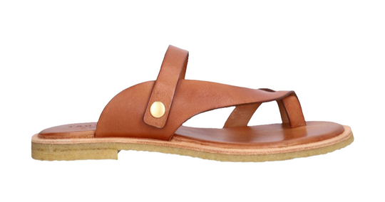 Billi Bi T7002 sandaler – håndlavede slip-ins i cognacfarvet skind med krydsende stropper og rågummisål. Komfort og stil i ét. Billi Bi T7002 sandaler – håndlavede slip-ins i cognacfarvet skind med krydsende stropper og rågummisål. Komfort og stil i ét.