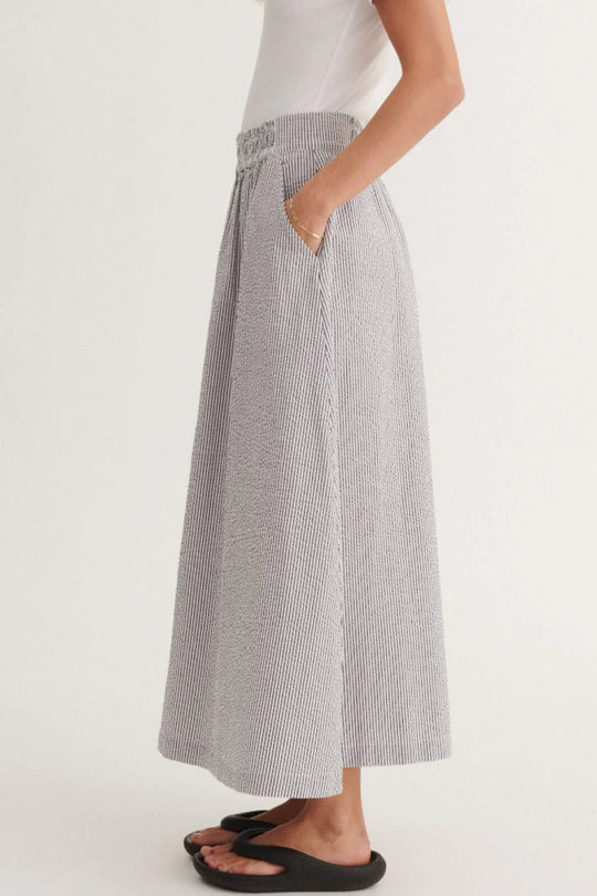 Basic Apparel Asta Skirt lang nederdel i 100 % økologisk bomuld med elastisk talje, afslappet pasform og klassisk stribet design i white/navy.