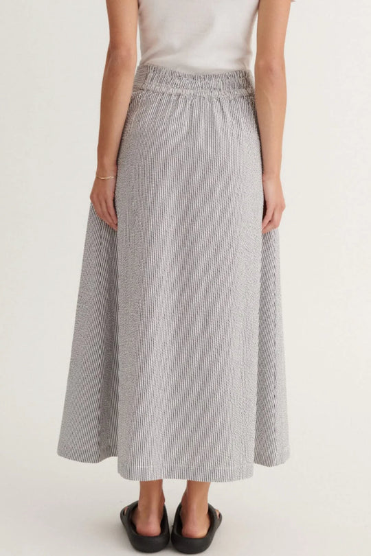 Basic Apparel Asta Skirt lang nederdel i 100 % økologisk bomuld med elastisk talje, afslappet pasform og klassisk stribet design i white/navy.