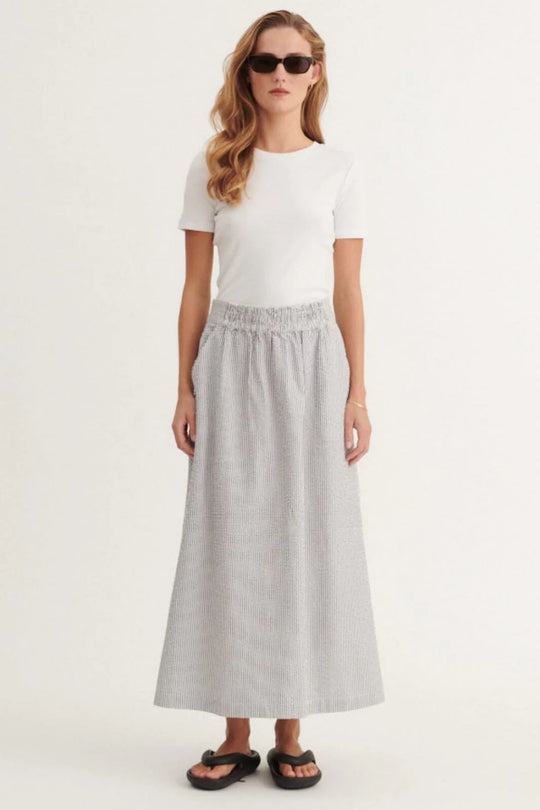 Basic Apparel Asta Skirt lang nederdel i 100 % økologisk bomuld med elastisk talje, afslappet pasform og klassisk stribet design i white/navy.