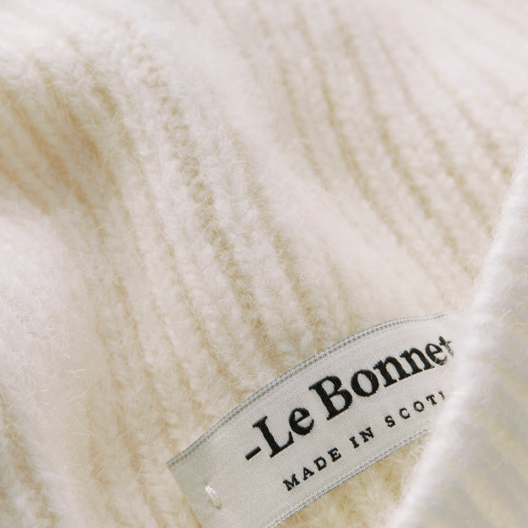 Le Bonnet Beanie i snow – ribstrikket hue i blød uld med tidløst design, varm og komfortabel, 100% biologisk nedbrydelige materialer.