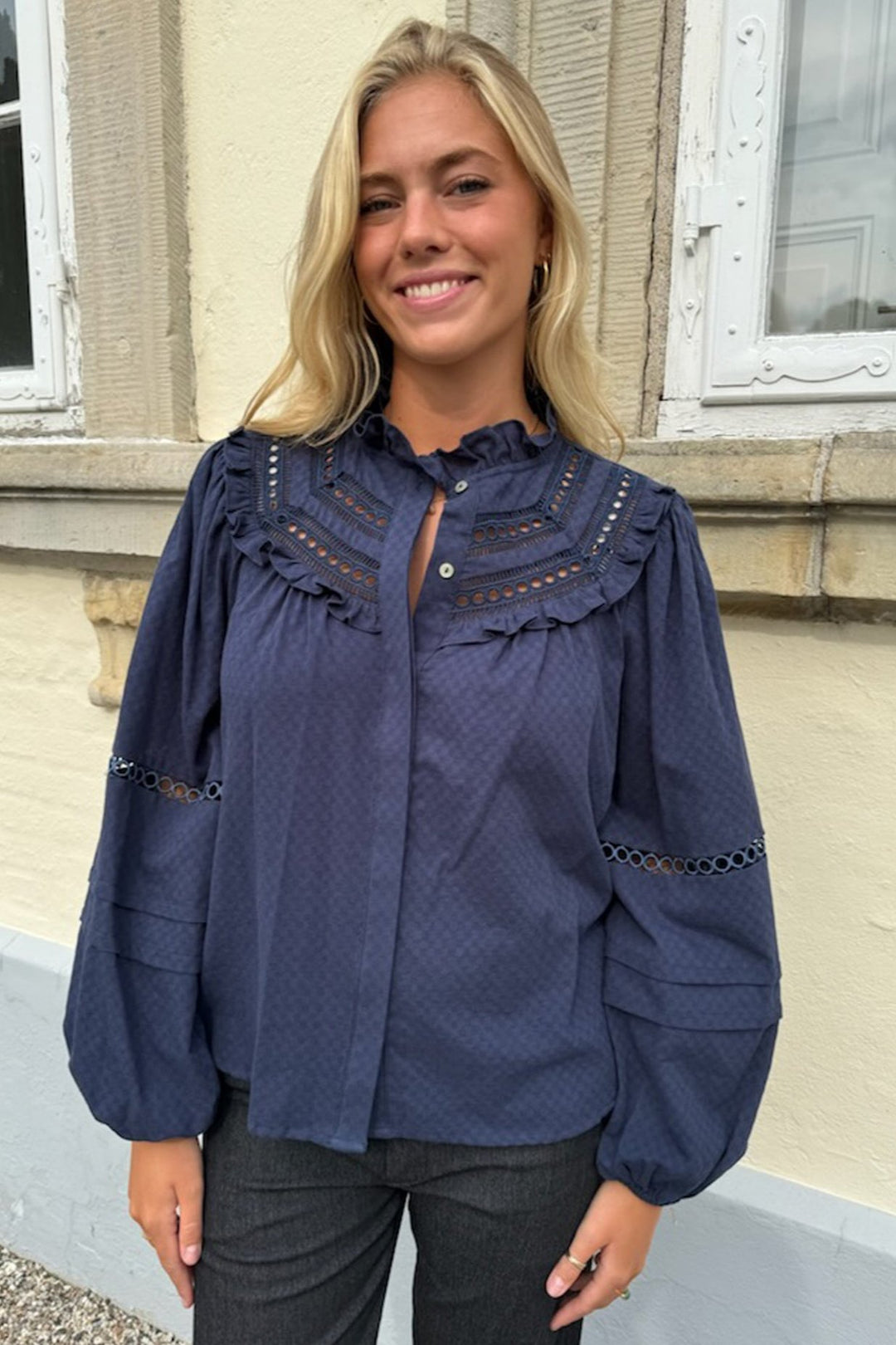 Continue Sienna EMB Skjorte – Feminin Elegance i Navy Blå