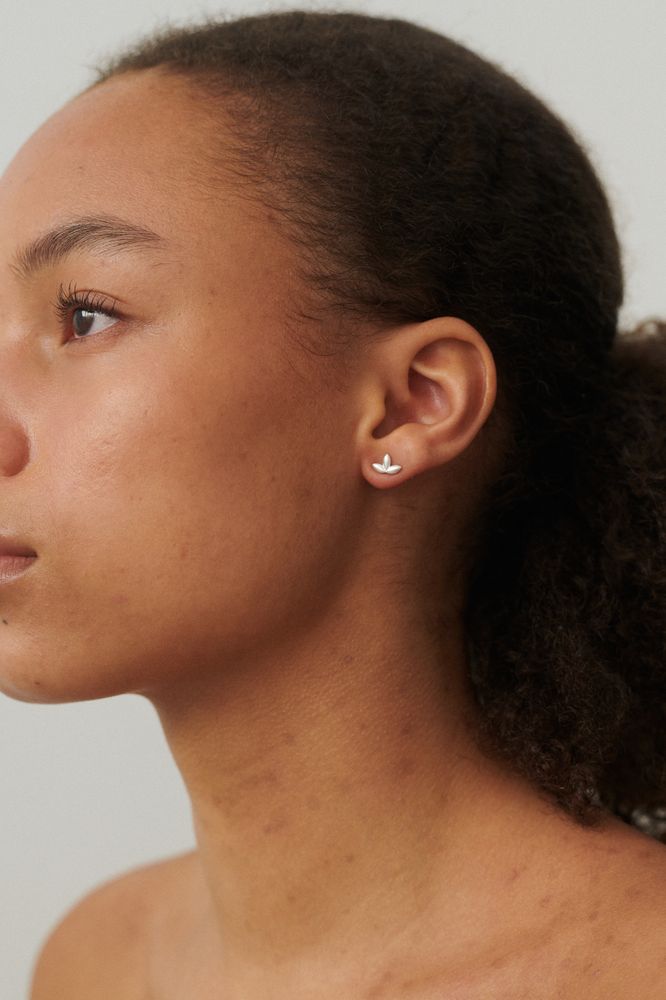 Pernille Corydon Whisper Earsticks – Forgyldte Ørestikker med Naturligt Design