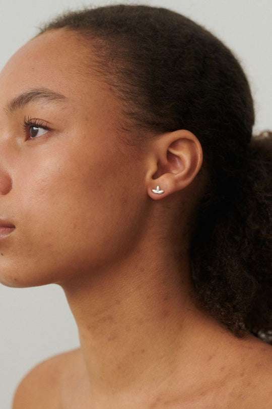 Pernille Corydon Whisper Earsticks – Forgyldte Ørestikker med Naturligt Design