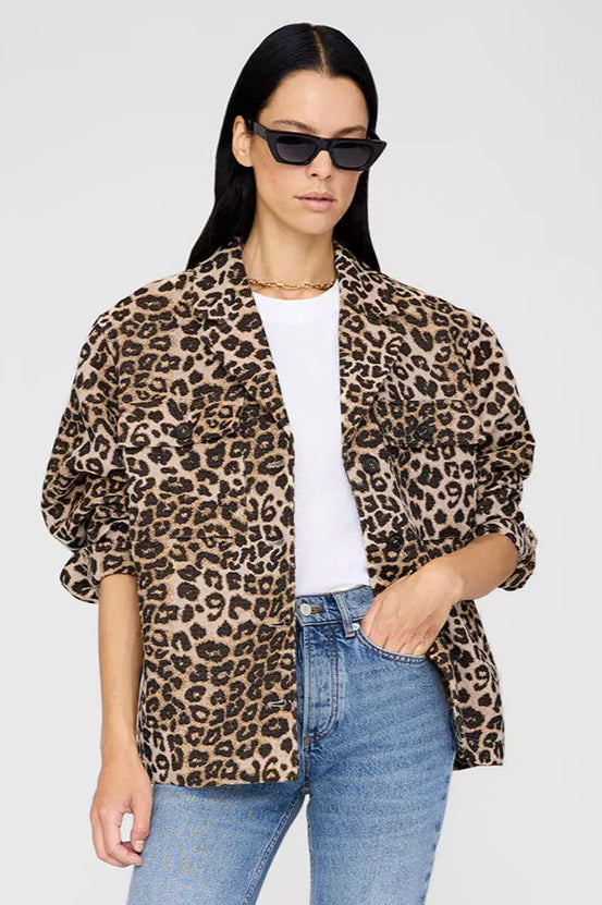 Anine Bing Flynn Jacket i leopard – let jakke i bomuldsblend med krave, lommer og knaplukning.