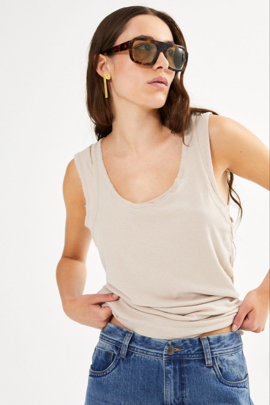 Rabens Saloner Darling Tanktop i Dirty Chalk – let, blød og åndbar sommer-top i strækbar kvalitet med rund hals og dobbelte stropper.