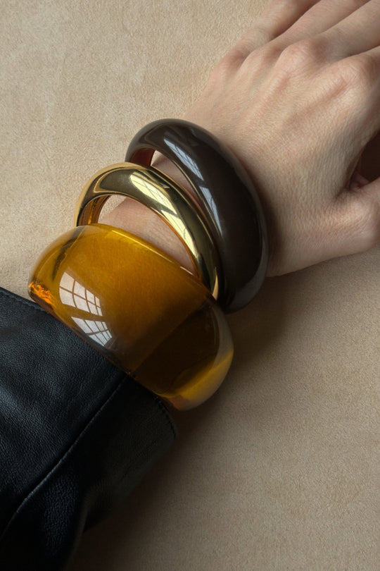 Pico Novie Bracelet i clear peach resin. Farverigt statement-armbånd der tilføjer personlighed til dit look.