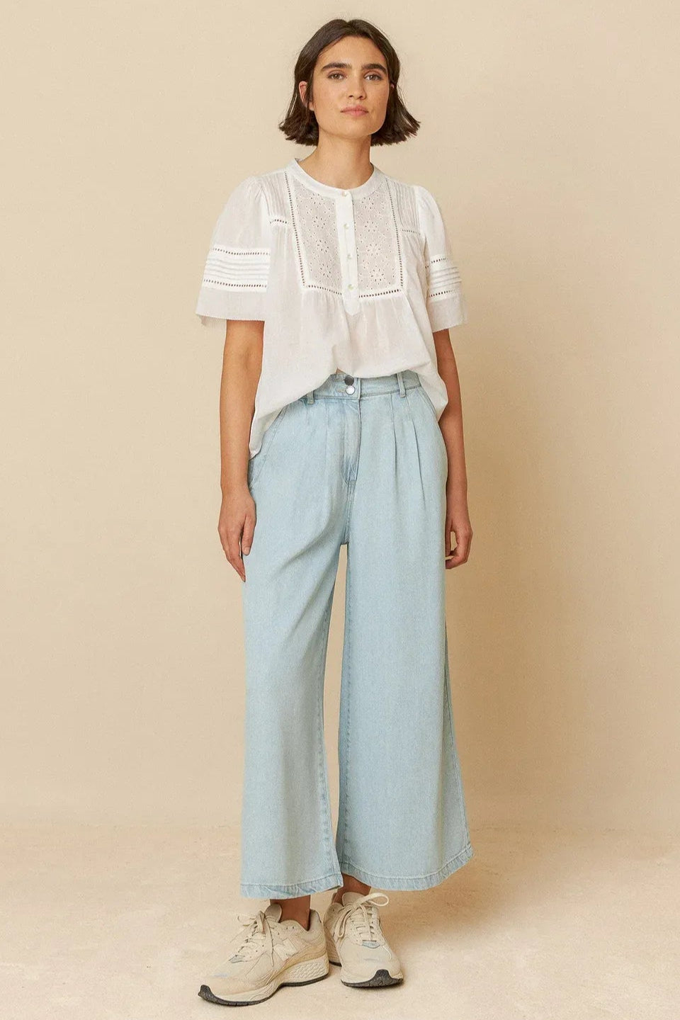 Indi&Cold Camisa Bluse – elegant broderet voile-bluse med puffede ærmer og boxy pasform. Let og stilfuld i økologisk bomuld.