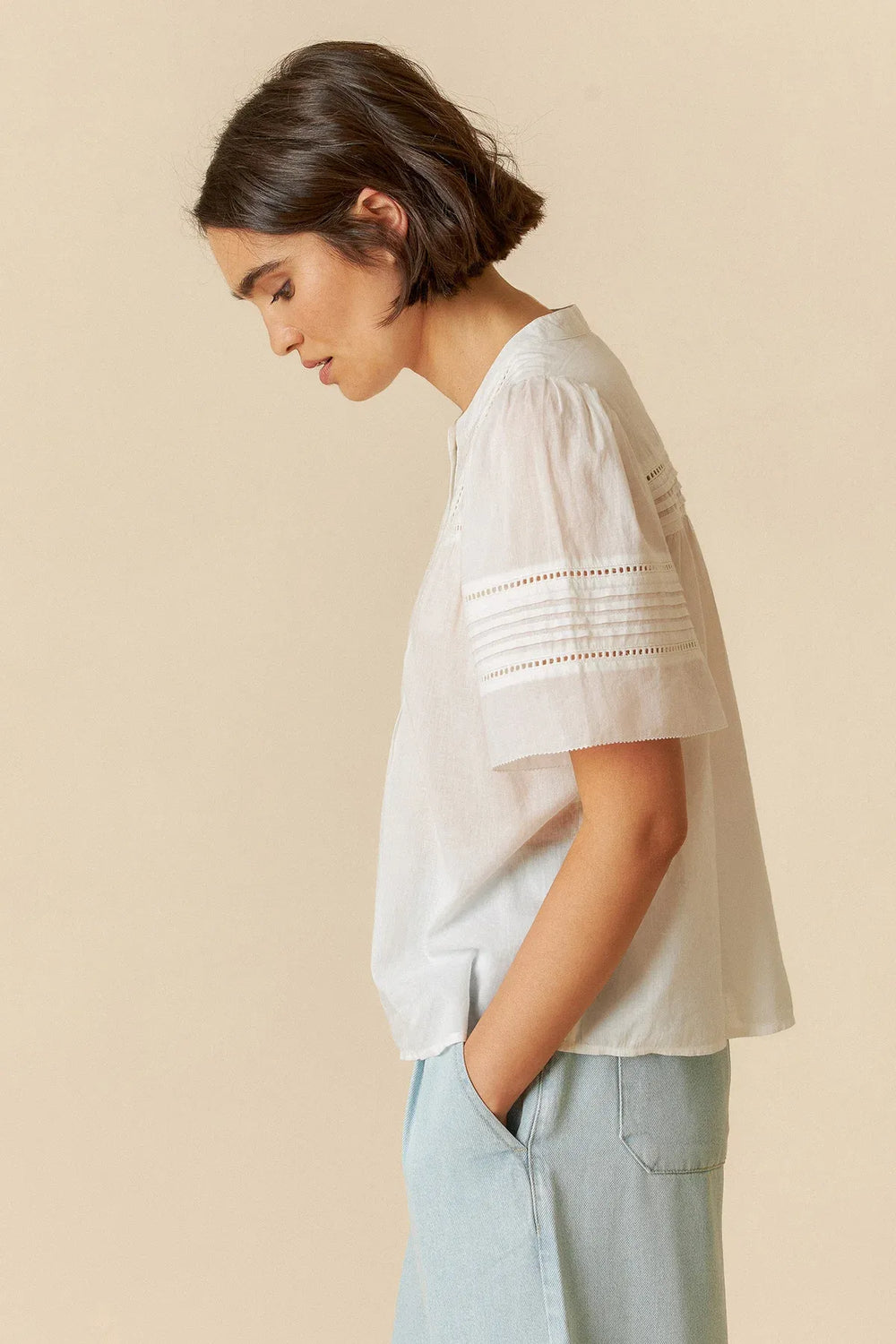 Indi&Cold Camisa Bluse – elegant broderet voile-bluse med puffede ærmer og boxy pasform. Let og stilfuld i økologisk bomuld.