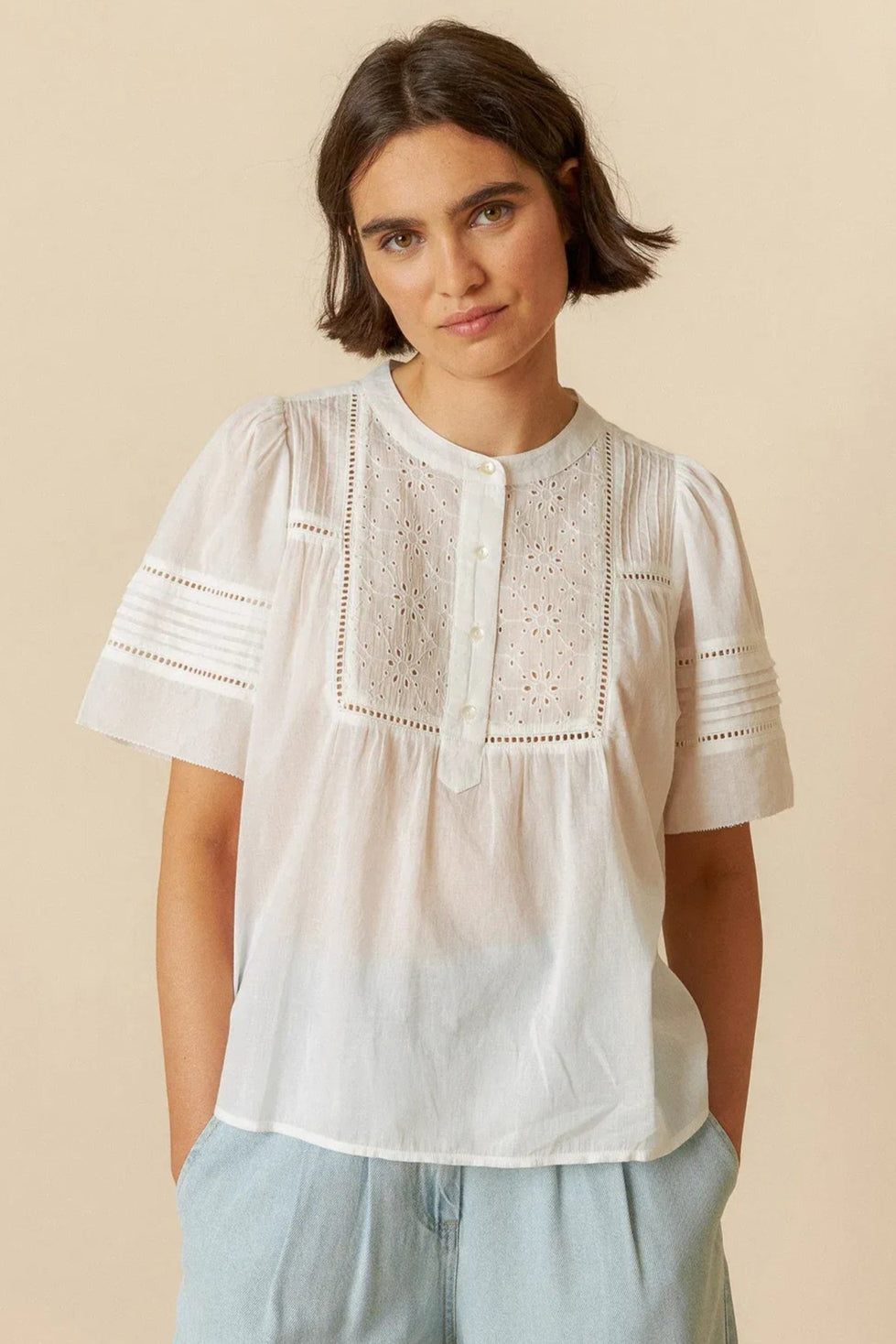 Indi&Cold Camisa Bluse – elegant broderet voile-bluse med puffede ærmer og boxy pasform. Let og stilfuld i økologisk bomuld.