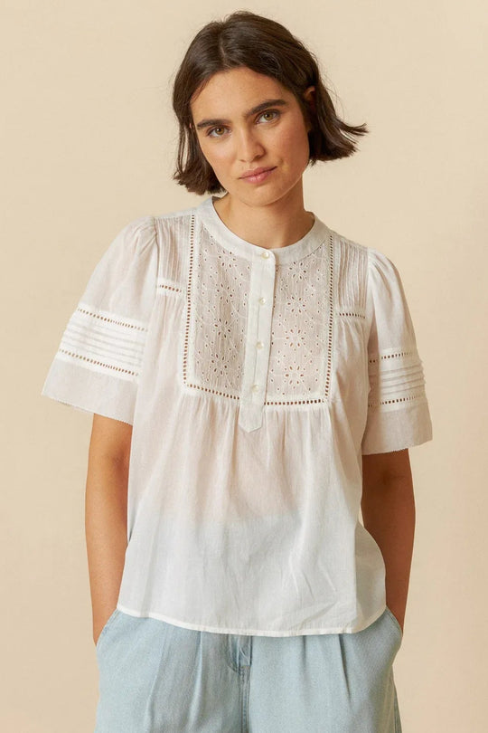 Indi&Cold Camisa Bluse – elegant broderet voile-bluse med puffede ærmer og boxy pasform. Let og stilfuld i økologisk bomuld.