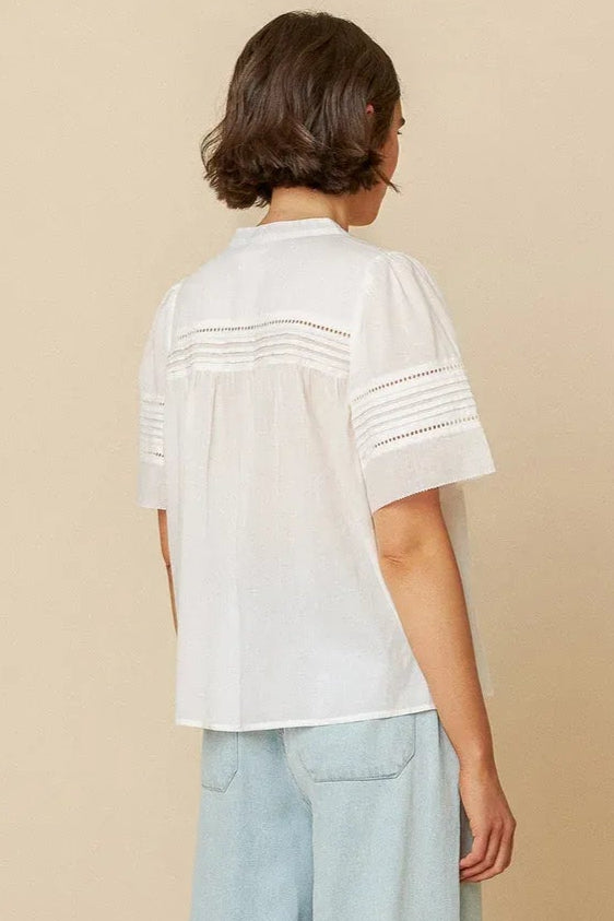 Indi&Cold Camisa Bluse – elegant broderet voile-bluse med puffede ærmer og boxy pasform. Let og stilfuld i økologisk bomuld.