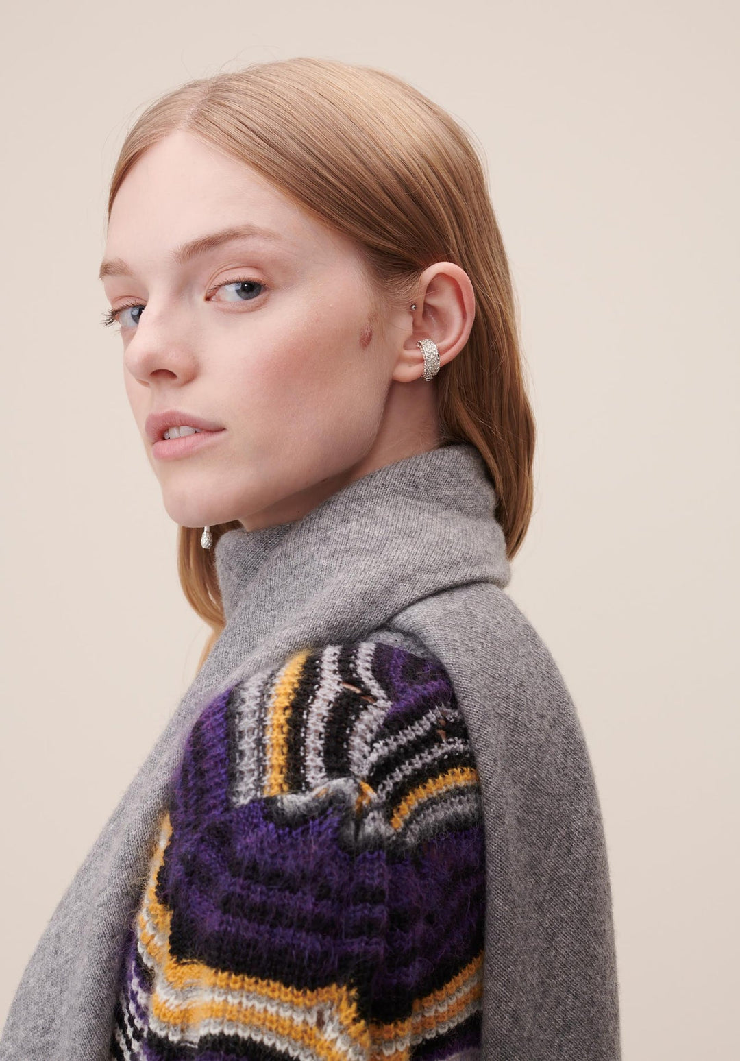 Lala Berlin Triangle Solid Logo M Tørklæde – luksuriøst trekantet cashmere tørklæde i City Middle Grey Melange med subtilt LALA BERLIN logo.