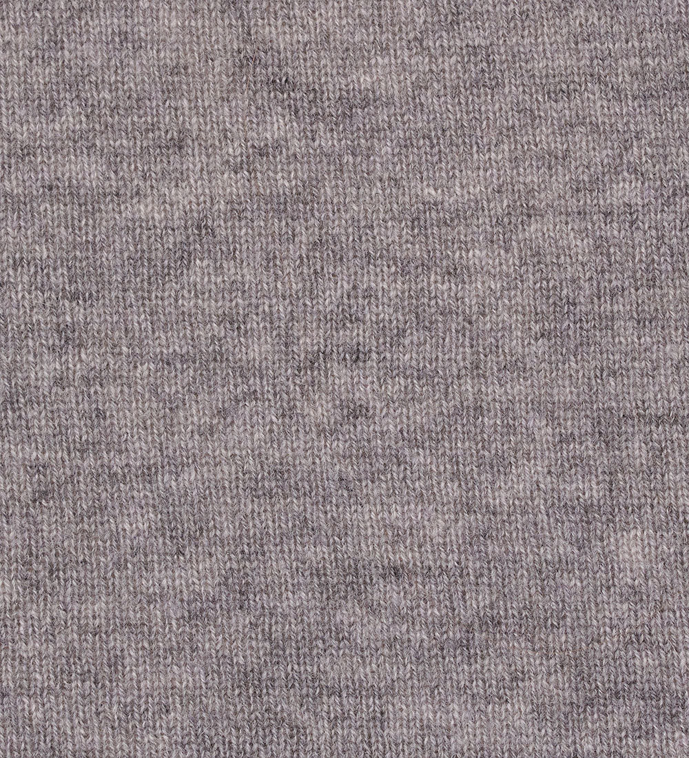 Lala Berlin Triangle Solid Logo M Tørklæde – luksuriøst trekantet cashmere tørklæde i City Middle Grey Melange med subtilt LALA BERLIN logo.