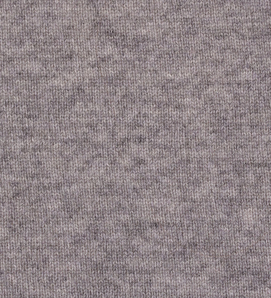 Lala Berlin Triangle Solid Logo M Tørklæde – luksuriøst trekantet cashmere tørklæde i City Middle Grey Melange med subtilt LALA BERLIN logo.