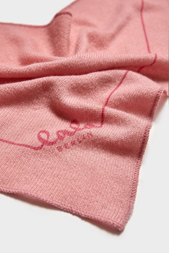 Lala Berlin Triangle Solid XS – luksuriøst tørklæde i 100% kashmir med diskret logo i farven fandango.