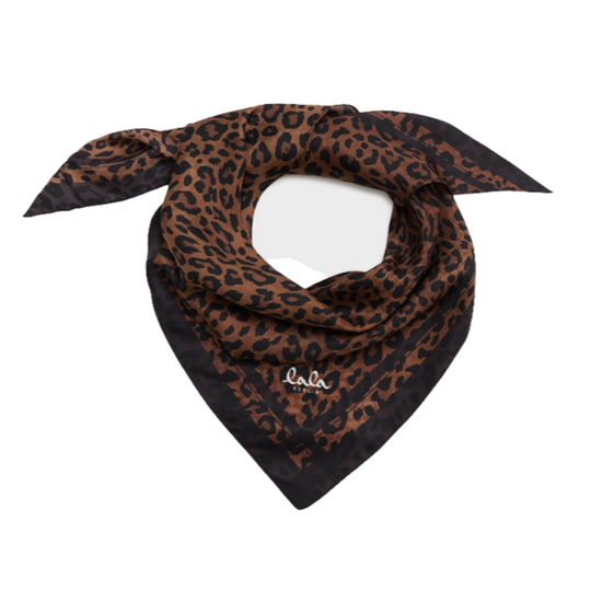 Lala Berlin Triangle Tamera Silk tørklæde i dark brown leo – let og blødt tørklæde i 100% silke med leopardmønster, perfekt til hals, hår eller som pynt på tasken