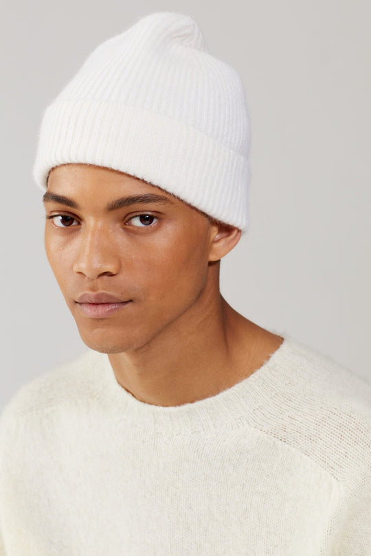 Le Bonnet Beanie i snow – ribstrikket hue i blød uld med tidløst design, varm og komfortabel, 100% biologisk nedbrydelige materialer.