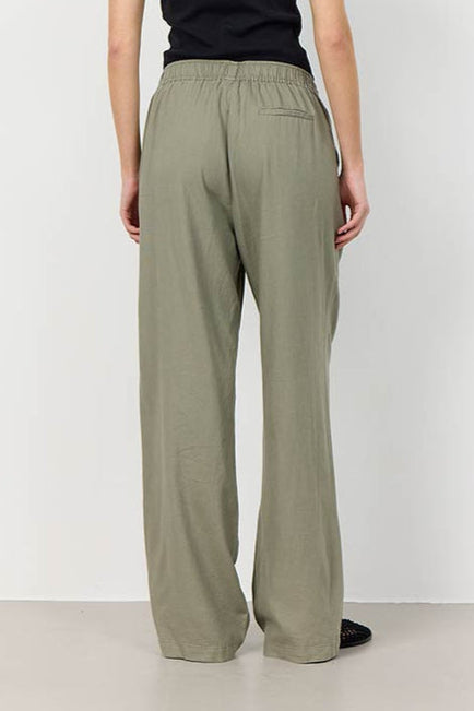 Leveté Room LR-NAJA 7 bukser i dark moss hørblanding med elastisk linning og brede ben. Elegant, afslappet og komfortabel. Find dem hos Cassandra.dk.