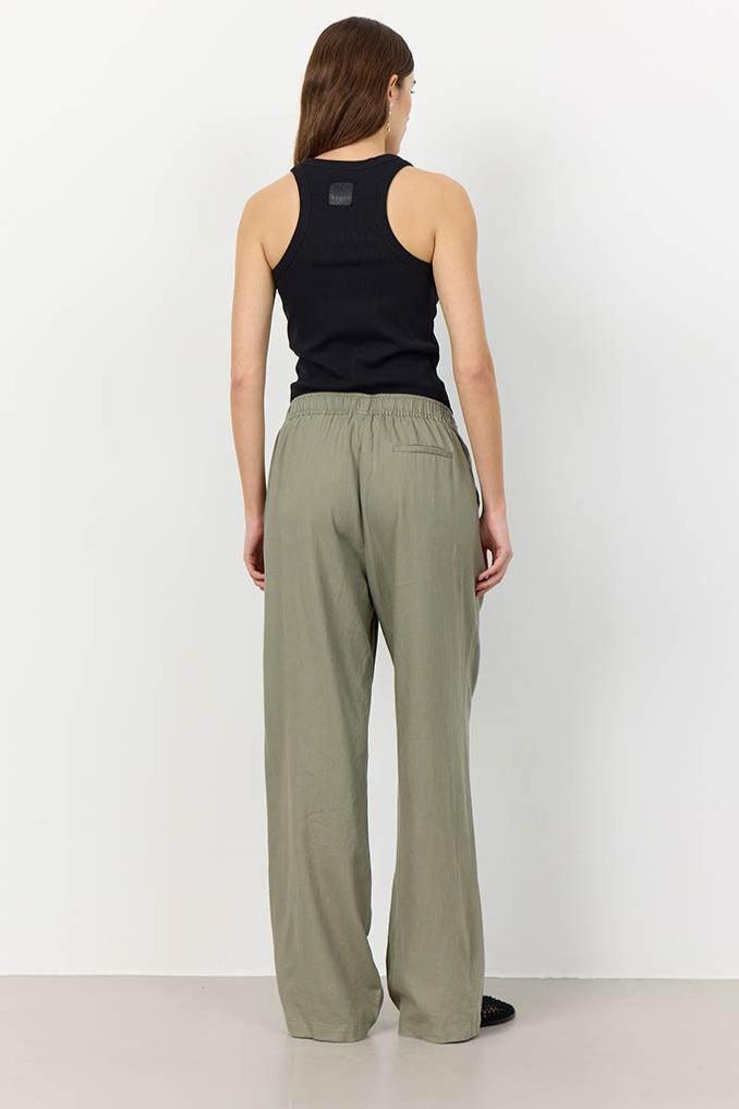 Leveté Room LR-NAJA 7 bukser i dark moss hørblanding med elastisk linning og brede ben. Elegant, afslappet og komfortabel.